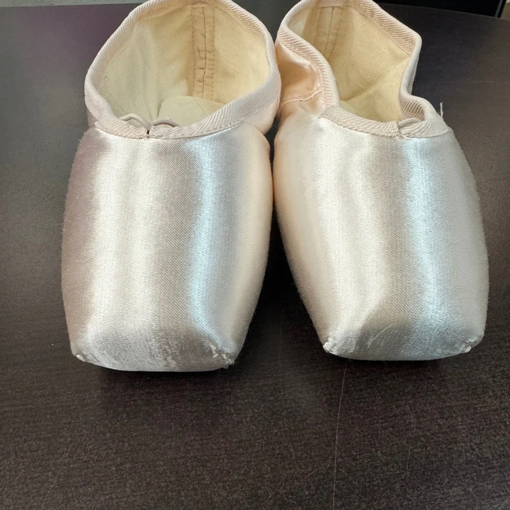 Discontinued Saphir Drawstring Pointe Shoes - Exclusive Style - Picture 3 of 4